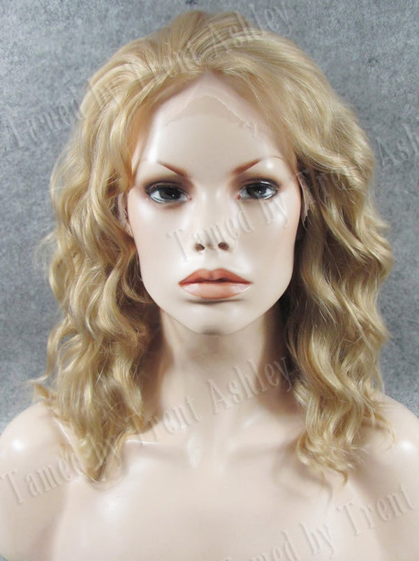 CARRIE BONDI BLONDE - Tamed wigs and makeup